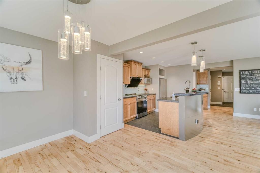 100 Royal Birch Crescent Nw, Calgary, AB - Indoor Photo Showing Kitchen