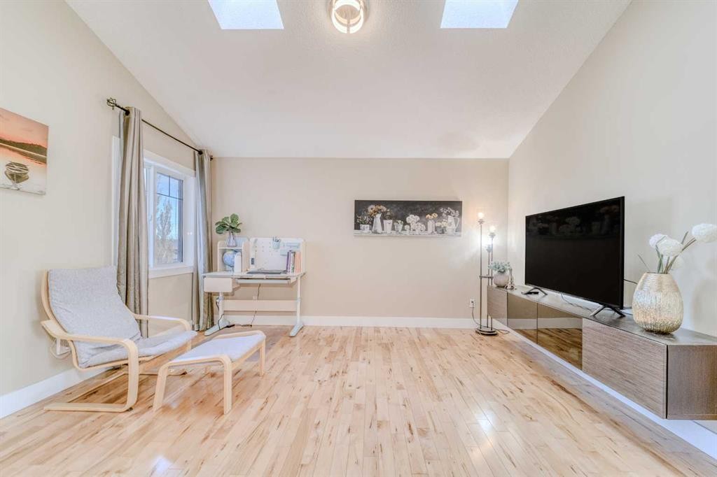 100 Royal Birch Crescent Nw, Calgary, AB - Indoor