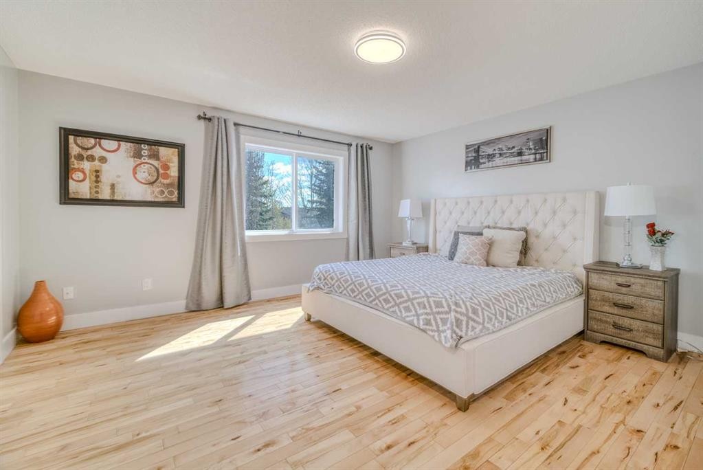 100 Royal Birch Crescent Nw, Calgary, AB - Indoor Photo Showing Bedroom
