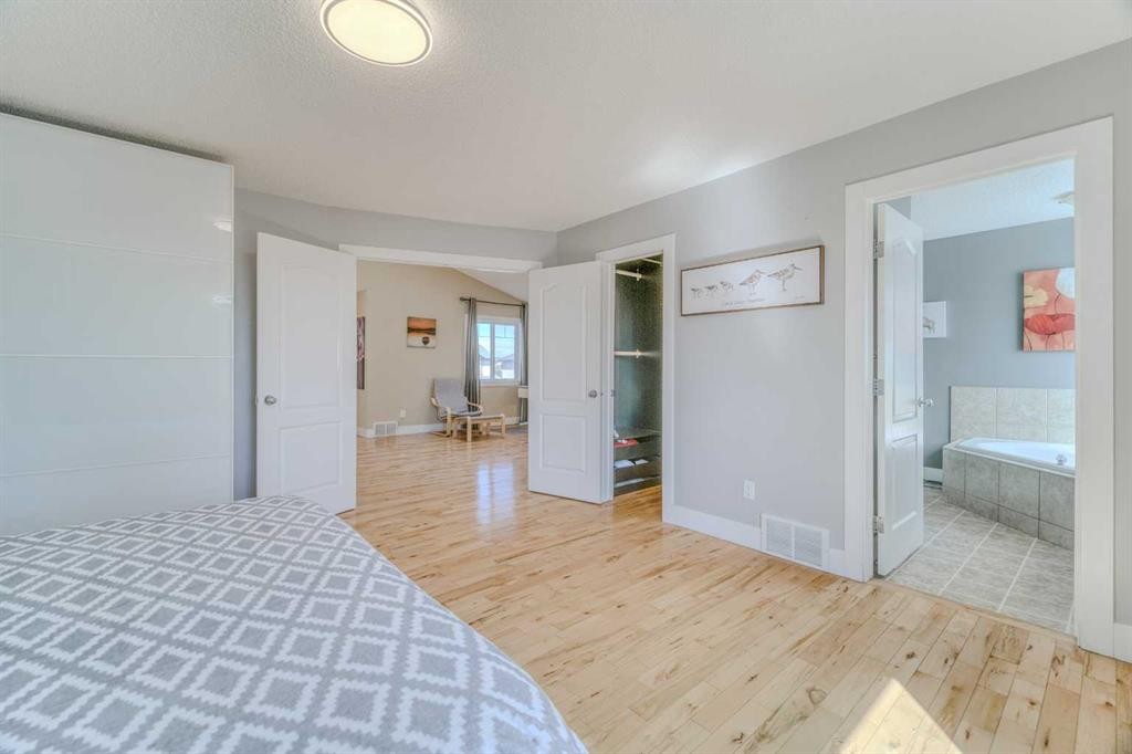 100 Royal Birch Crescent Nw, Calgary, AB - Indoor Photo Showing Bedroom