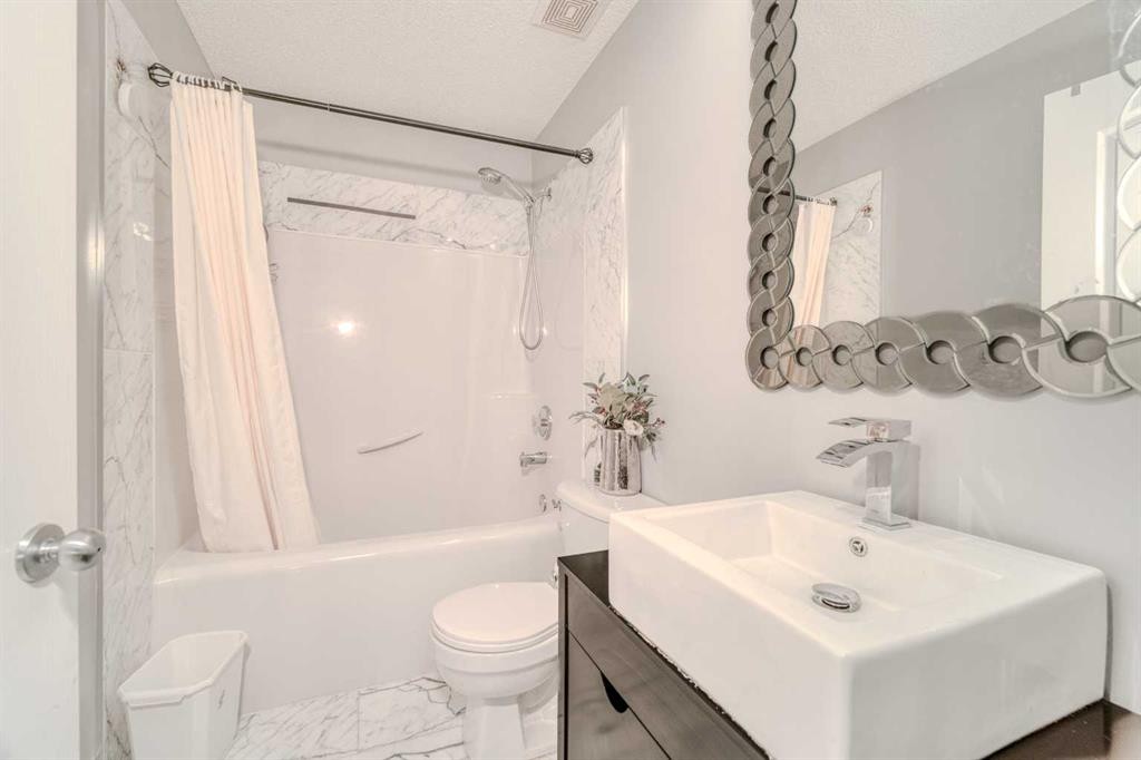 100 Royal Birch Crescent Nw, Calgary, AB - Indoor Photo Showing Bathroom