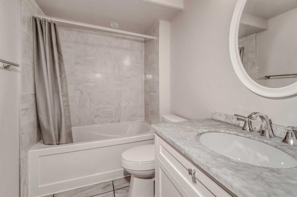 100 Royal Birch Crescent Nw, Calgary, AB - Indoor Photo Showing Bathroom