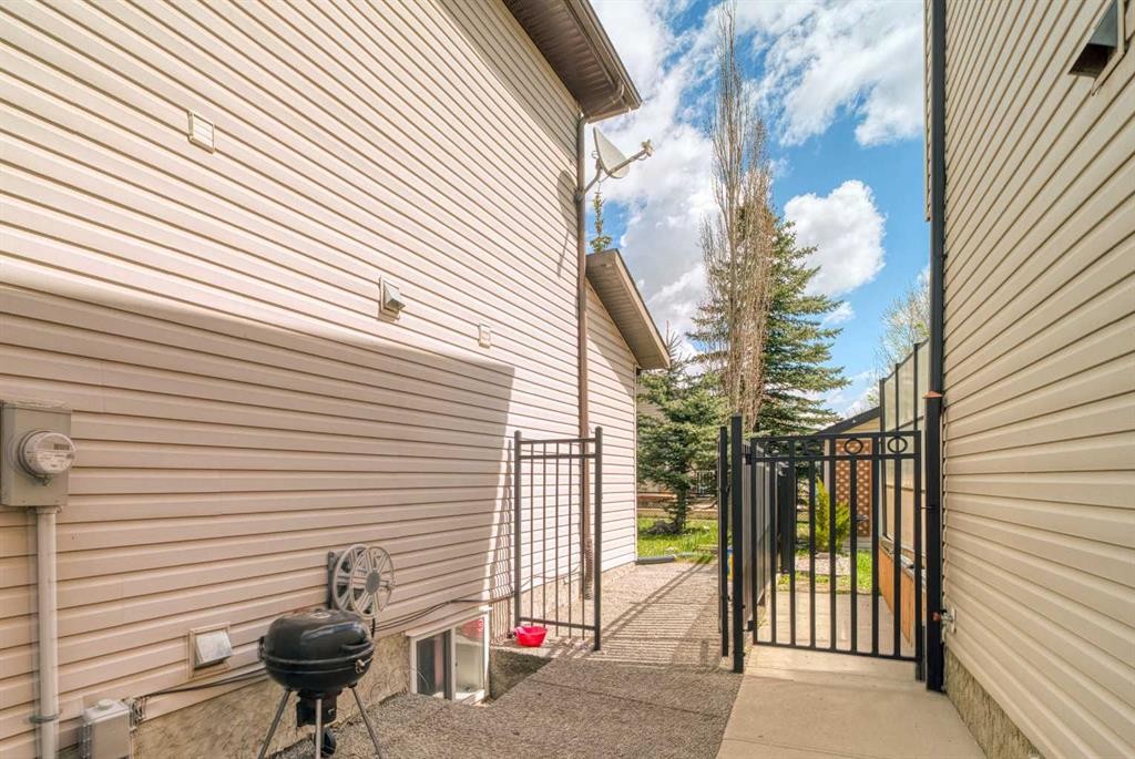 100 Royal Birch Crescent Nw, Calgary, AB - Outdoor With Exterior