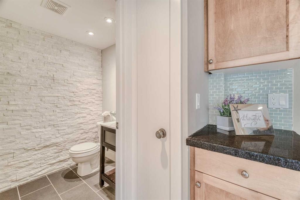 100 Royal Birch Crescent Nw, Calgary, AB - Indoor Photo Showing Bathroom