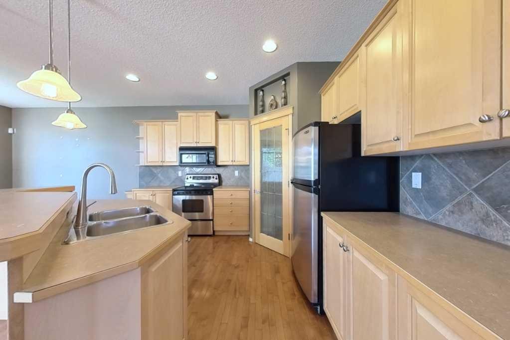 39 Simcoe Terrace Sw, Calgary, AB - Indoor Photo Showing Kitchen With Double Sink