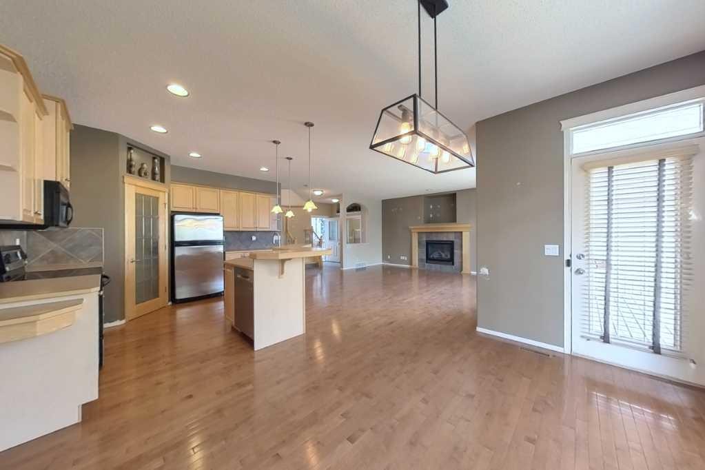 39 Simcoe Terrace Sw, Calgary, AB - Indoor Photo Showing Kitchen With Fireplace