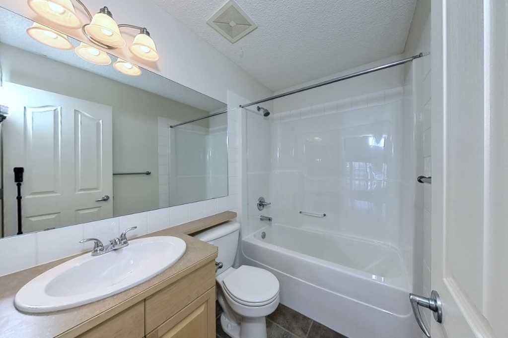 39 Simcoe Terrace Sw, Calgary, AB - Indoor Photo Showing Bathroom