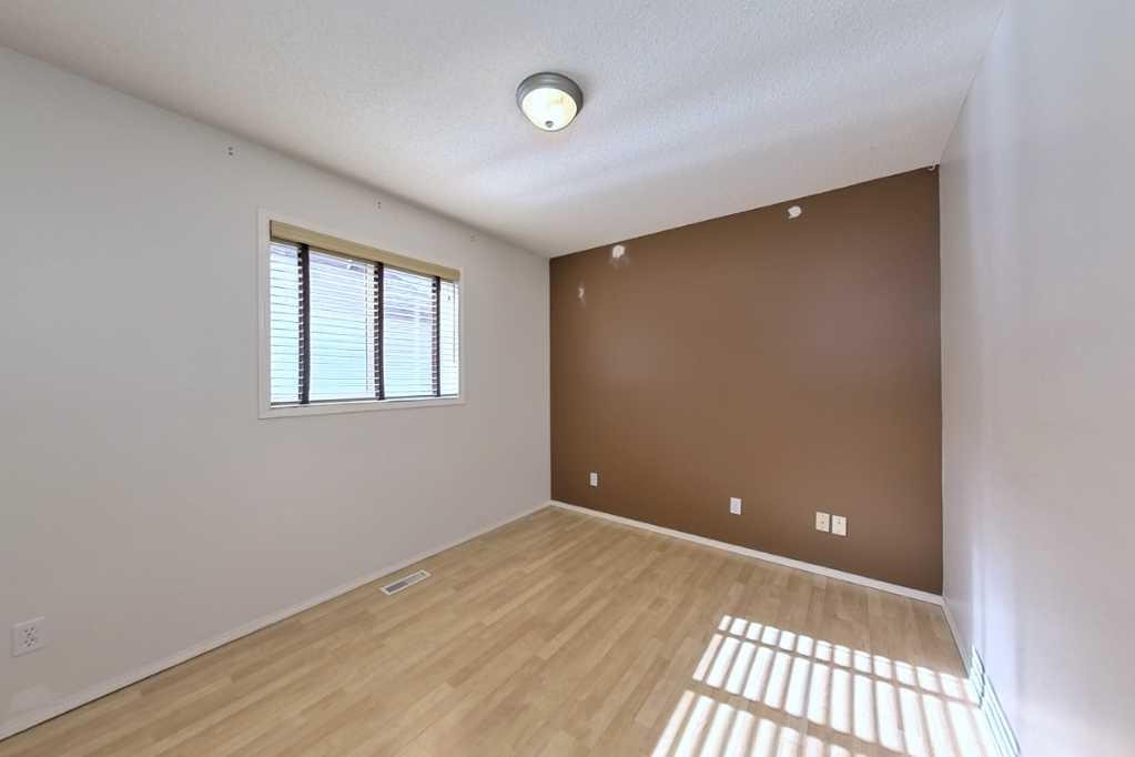 39 Simcoe Terrace Sw, Calgary, AB - Indoor Photo Showing Other Room