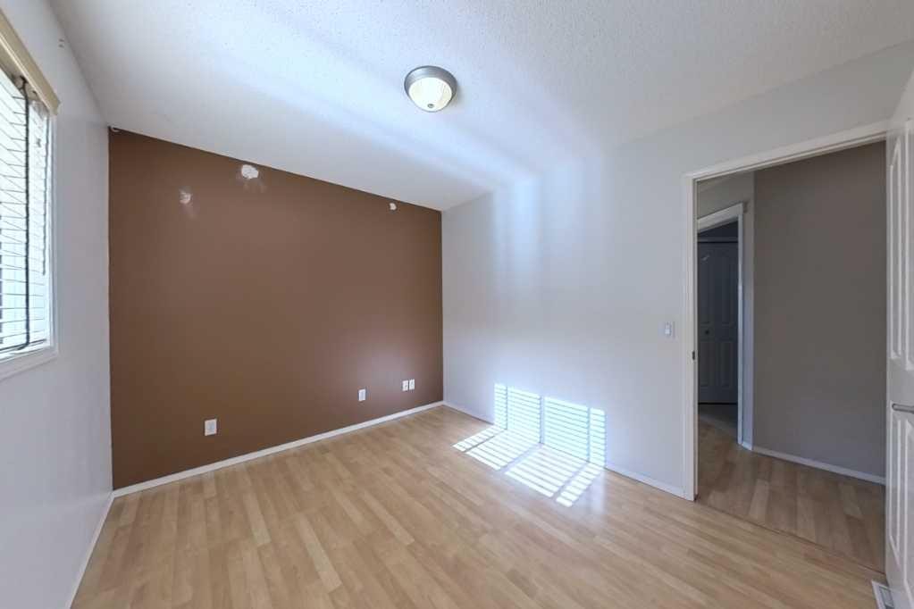 39 Simcoe Terrace Sw, Calgary, AB - Indoor Photo Showing Other Room