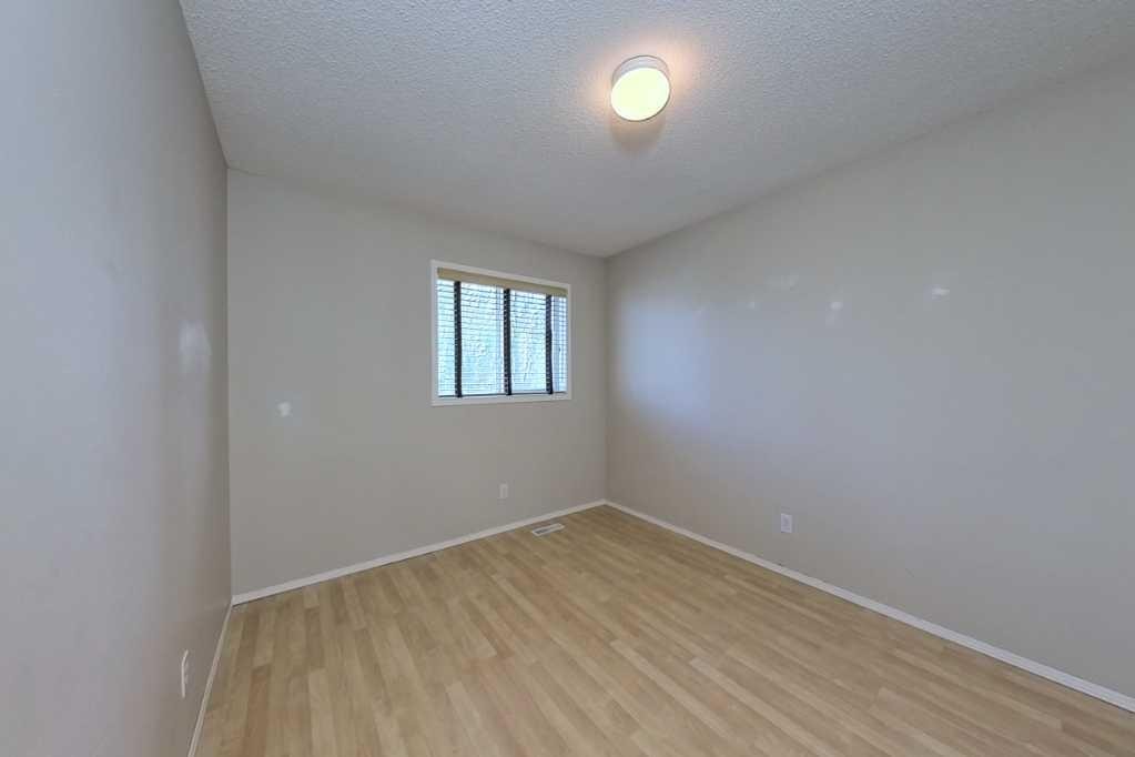 39 Simcoe Terrace Sw, Calgary, AB - Indoor Photo Showing Other Room
