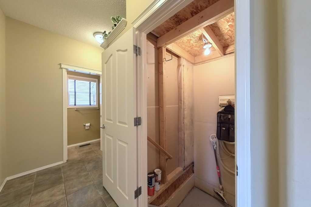 39 Simcoe Terrace Sw, Calgary, AB - Indoor Photo Showing Other Room