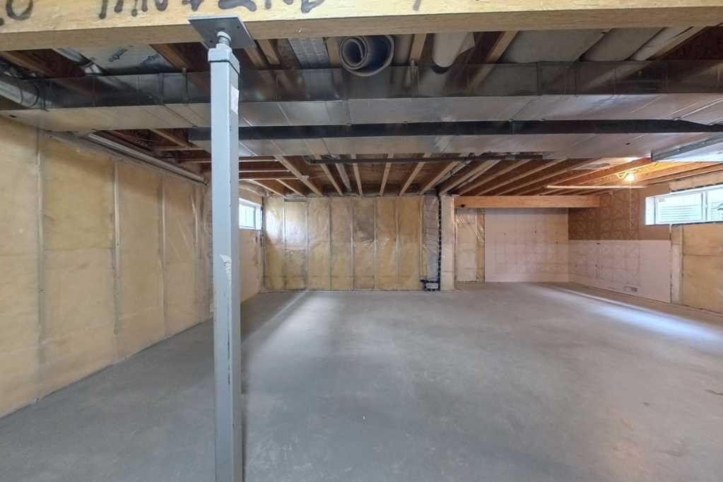 39 Simcoe Terrace Sw, Calgary, AB - Indoor Photo Showing Basement