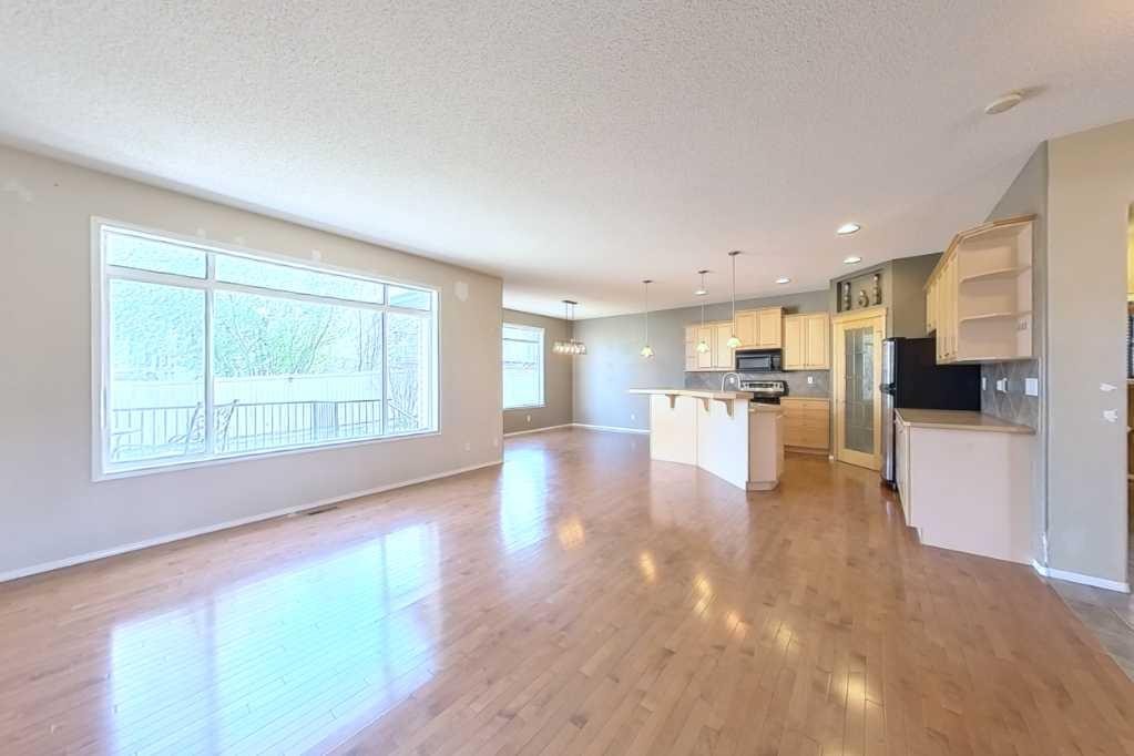 39 Simcoe Terrace Sw, Calgary, AB - Indoor Photo Showing Kitchen