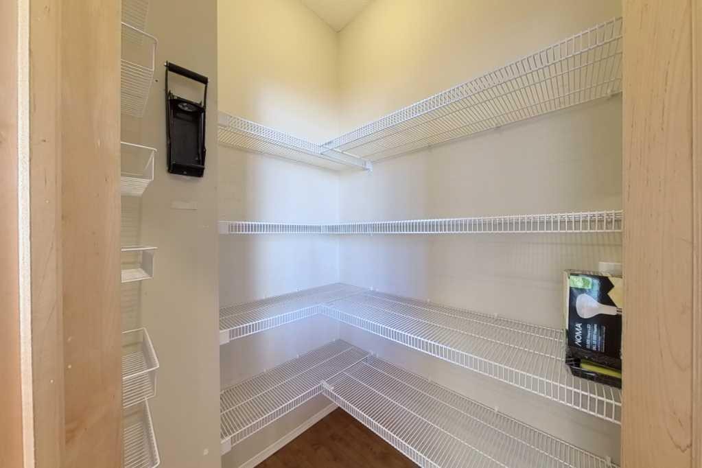 39 Simcoe Terrace Sw, Calgary, AB - Indoor With Storage