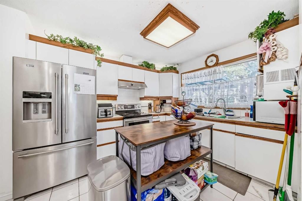 5132 Marian Way Ne, Calgary, AB - Indoor Photo Showing Kitchen