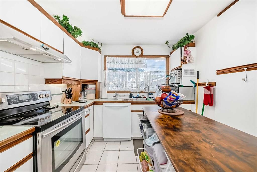 5132 Marian Way Ne, Calgary, AB - Indoor Photo Showing Kitchen