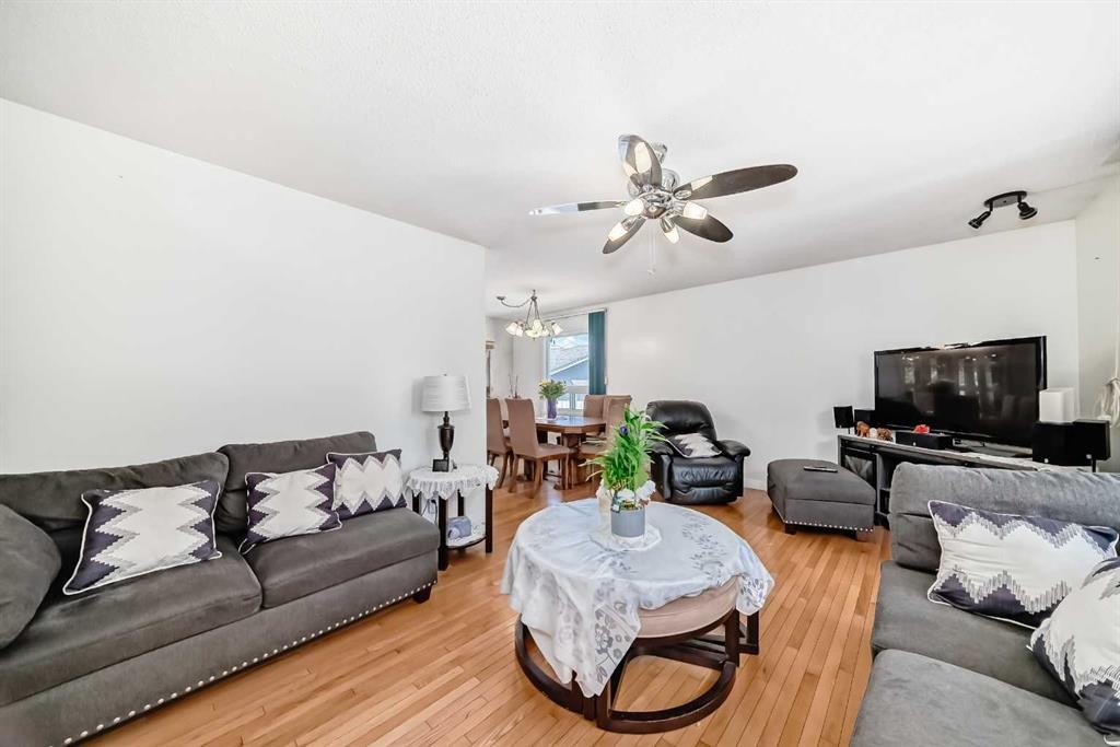 5132 Marian Way Ne, Calgary, AB - Indoor Photo Showing Living Room