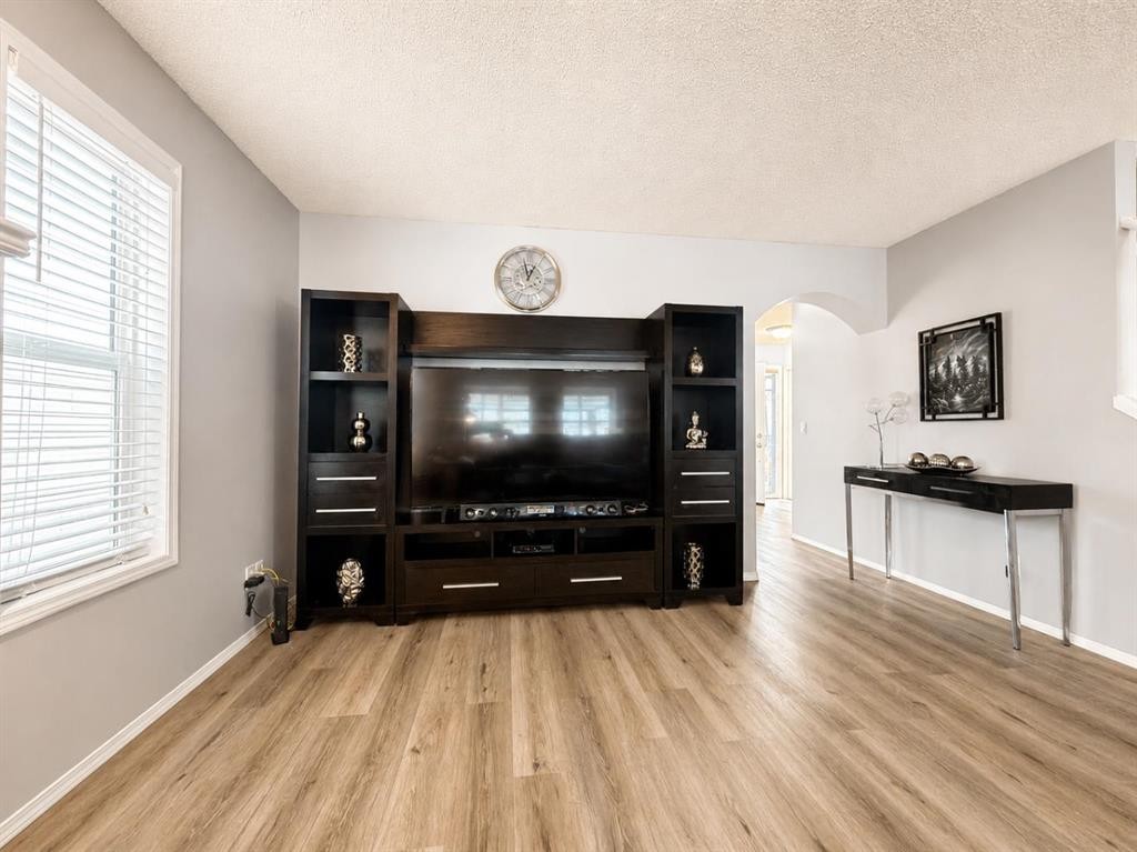42 Inverness View Se, Calgary, AB - Indoor Photo Showing Living Room