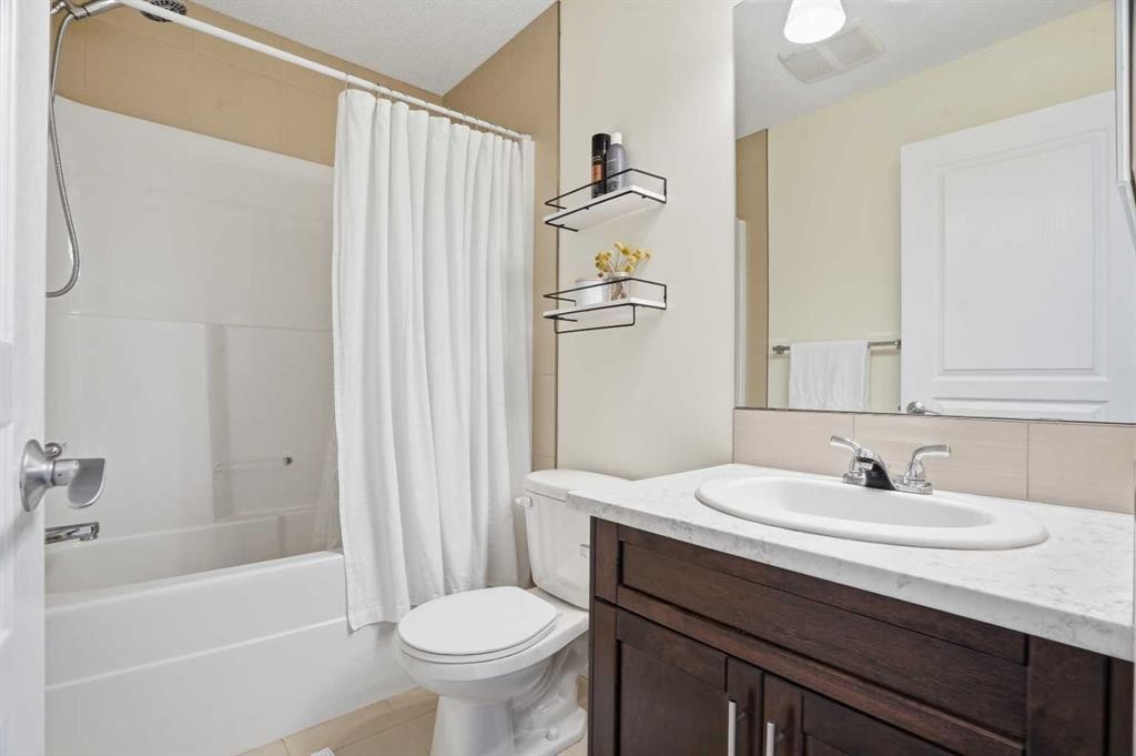 24 Auburn Crest Park Se, Calgary, AB - Indoor Photo Showing Bathroom