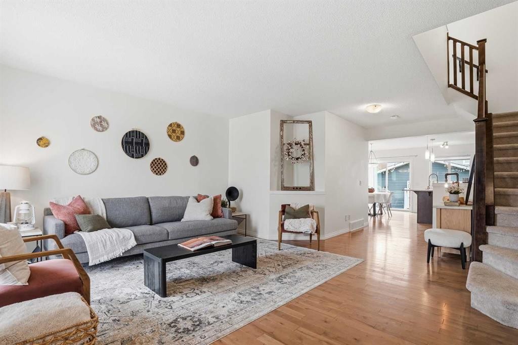 24 Auburn Crest Park Se, Calgary, AB - Indoor Photo Showing Living Room