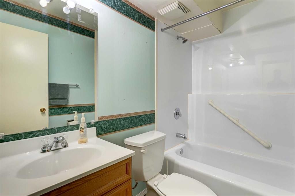 520 Foritana Road Se, Calgary, AB - Indoor Photo Showing Bathroom