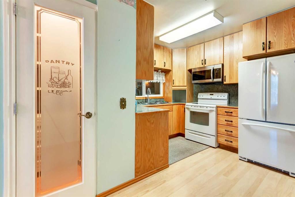 520 Foritana Road Se, Calgary, AB - Indoor Photo Showing Kitchen With Double Sink