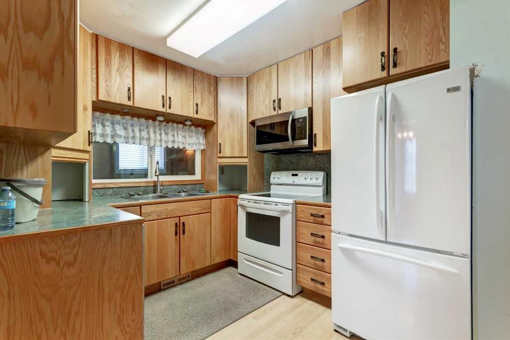 520 Foritana Road Se, Calgary, AB - Indoor Photo Showing Kitchen With Double Sink