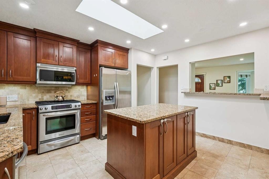 308 99 Avenue Se, Calgary, AB - Indoor Photo Showing Kitchen With Stainless Steel Kitchen