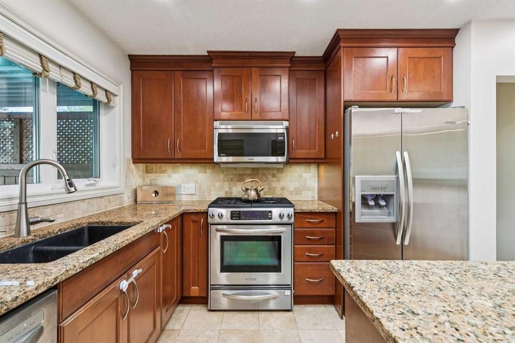 308 99 Avenue Se, Calgary, AB - Indoor Photo Showing Kitchen With Stainless Steel Kitchen With Double Sink With Upgraded Kitchen
