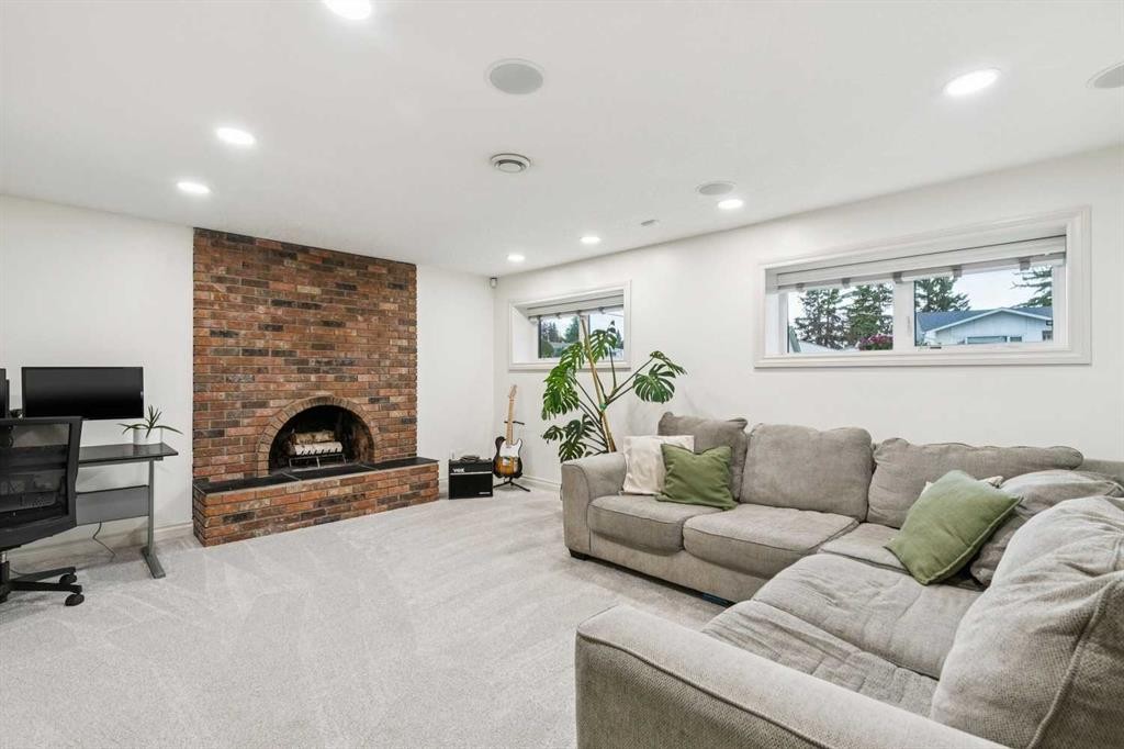 308 99 Avenue Se, Calgary, AB - Indoor Photo Showing Living Room With Fireplace