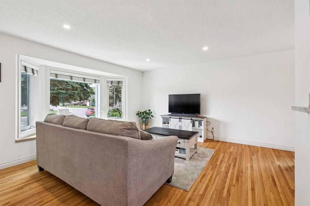 308 99 Avenue Se, Calgary, AB - Indoor Photo Showing Living Room