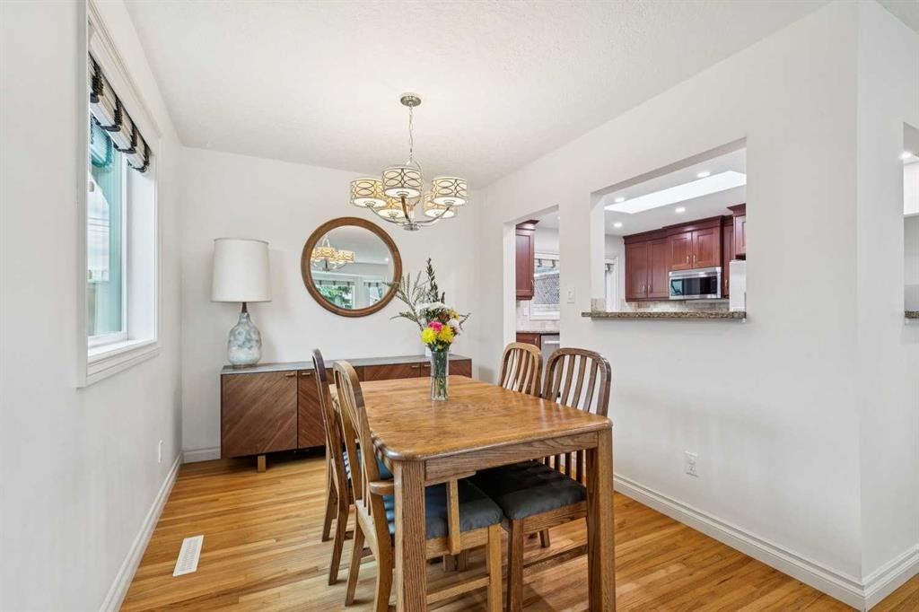 308 99 Avenue Se, Calgary, AB - Indoor Photo Showing Dining Room