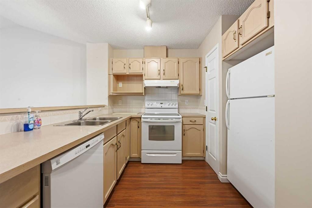 25 Tararidge Circle Ne, Calgary, AB - Indoor Photo Showing Kitchen With Double Sink