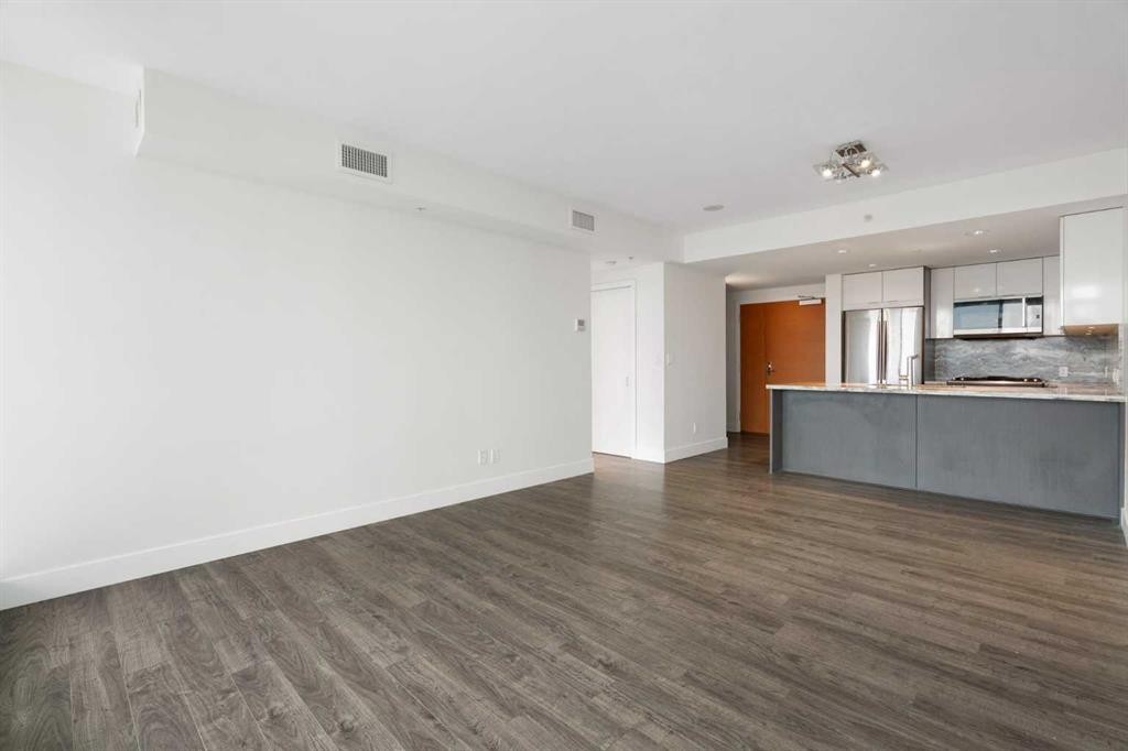 1006-519 Riverfront Avenue Se, Calgary, AB - Indoor Photo Showing Kitchen