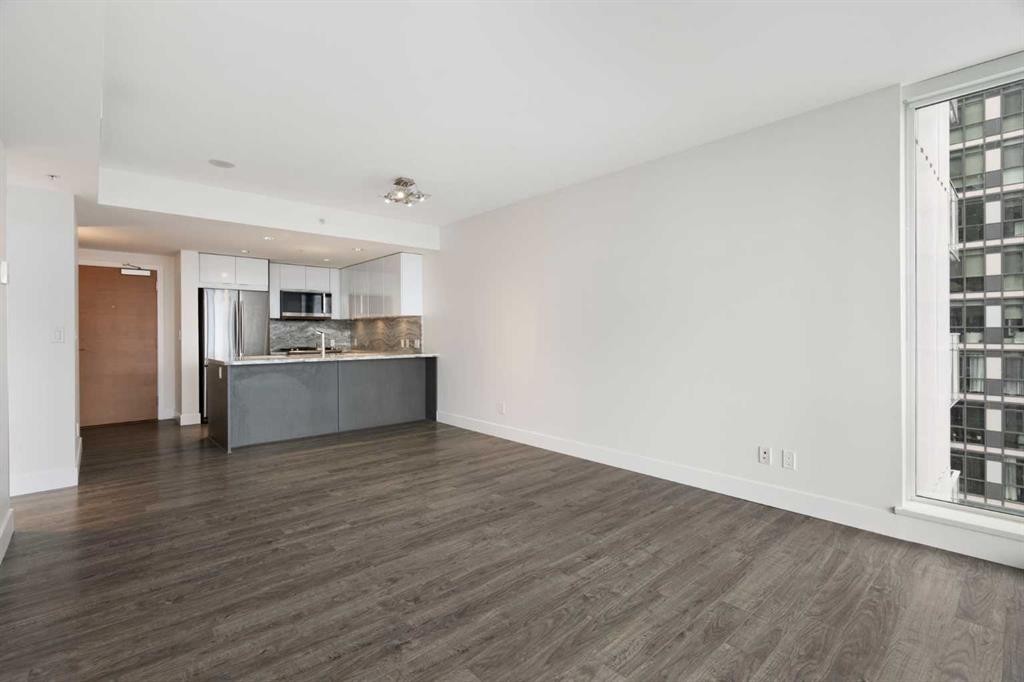 1006-519 Riverfront Avenue Se, Calgary, AB - Indoor Photo Showing Kitchen