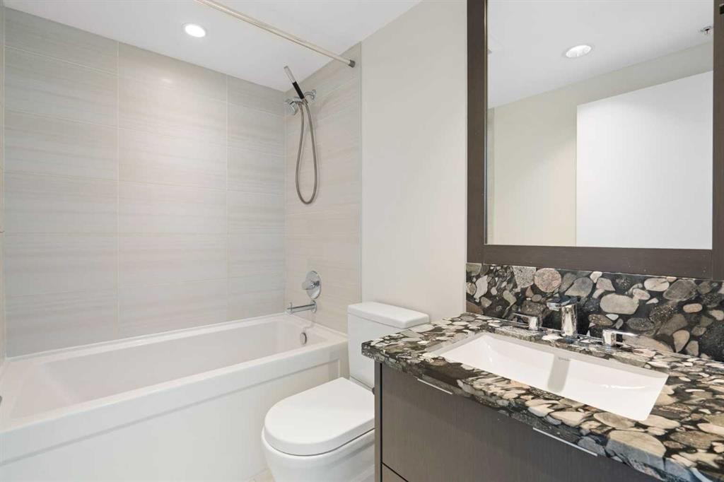 1006-519 Riverfront Avenue Se, Calgary, AB - Indoor Photo Showing Bathroom