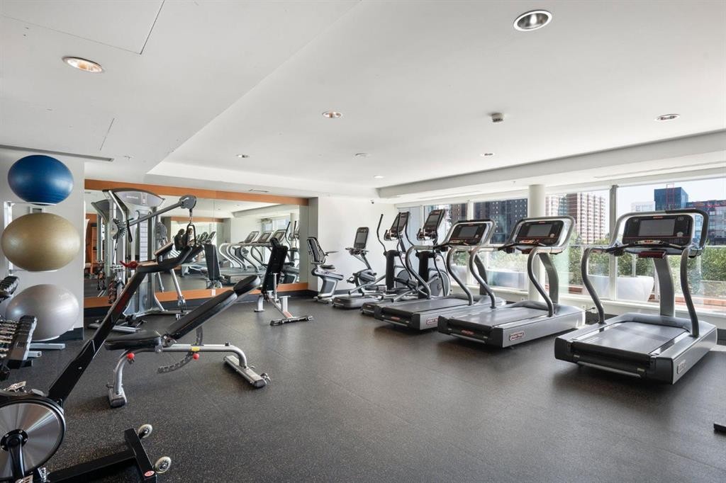 1006-519 Riverfront Avenue Se, Calgary, AB - Indoor Photo Showing Gym Room