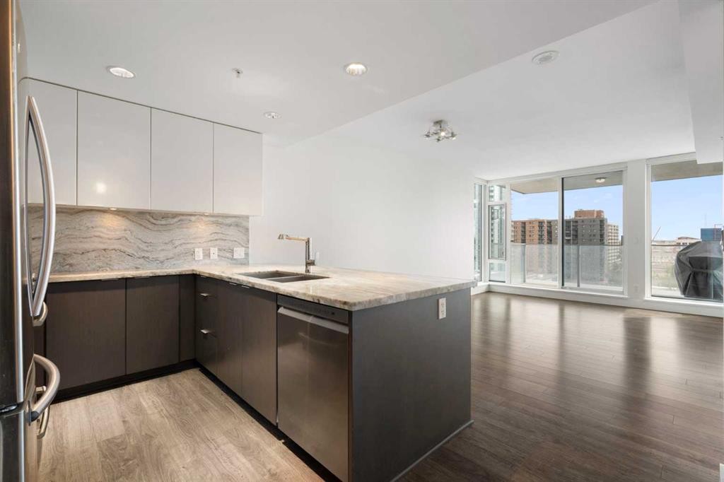 1006-519 Riverfront Avenue Se, Calgary, AB - Indoor Photo Showing Kitchen With Double Sink With Upgraded Kitchen