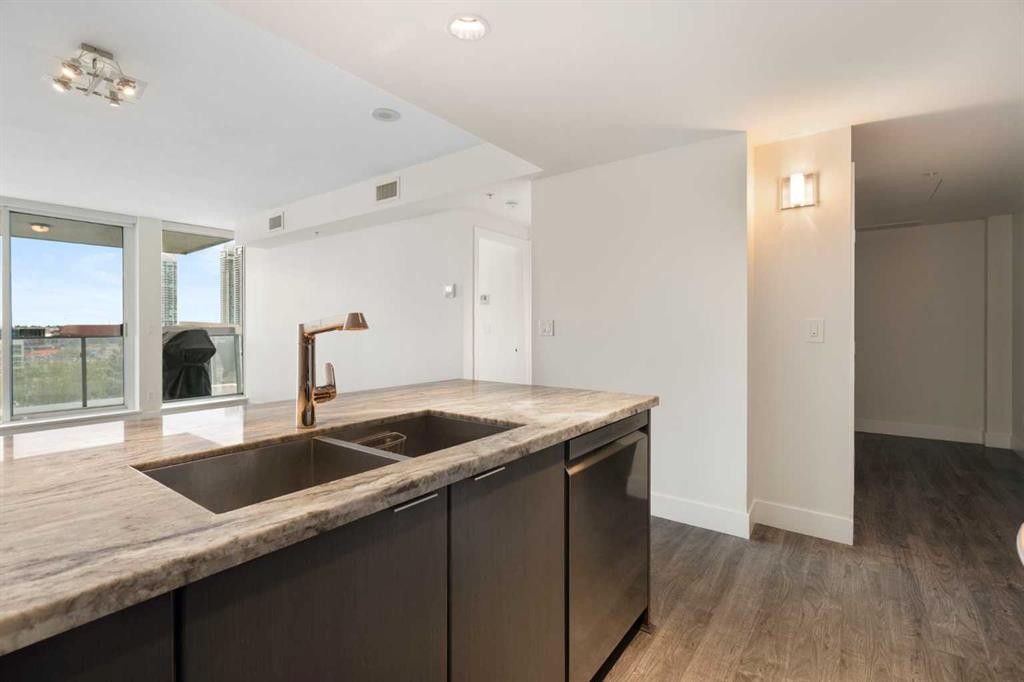 1006-519 Riverfront Avenue Se, Calgary, AB - Indoor Photo Showing Kitchen With Double Sink