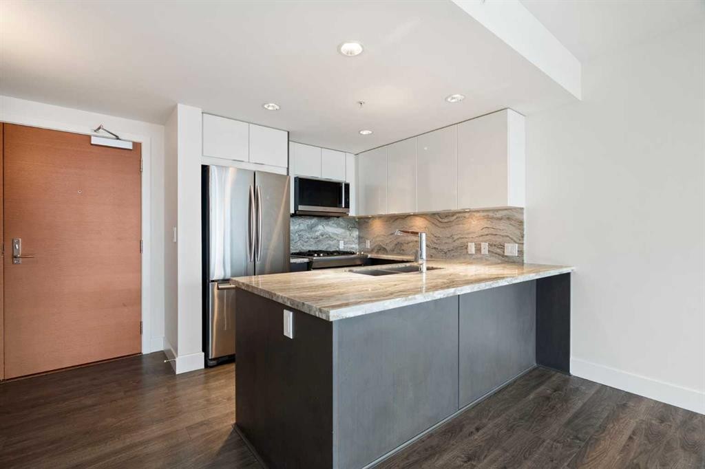 1006-519 Riverfront Avenue Se, Calgary, AB - Indoor Photo Showing Kitchen With Upgraded Kitchen