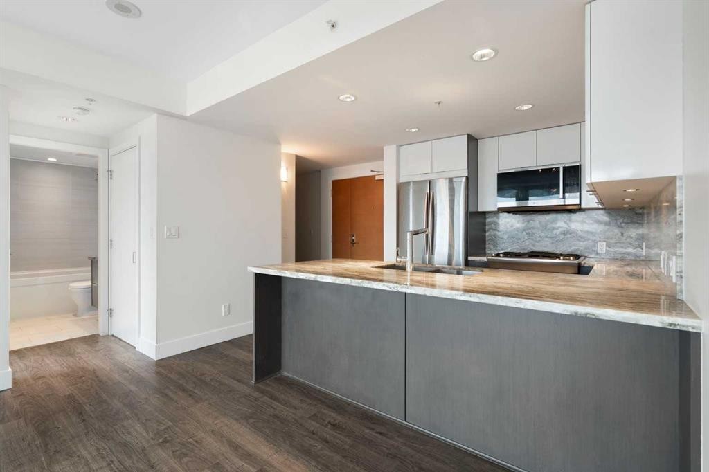 1006-519 Riverfront Avenue Se, Calgary, AB - Indoor Photo Showing Kitchen With Double Sink