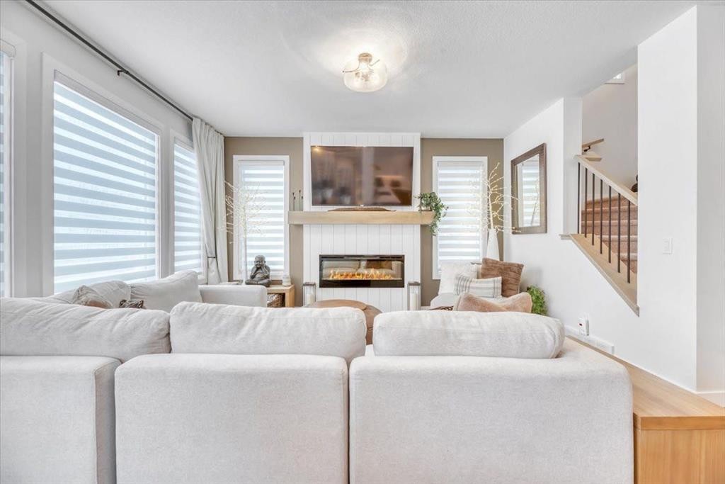 77 Versant Point Sw, Calgary, AB - Indoor Photo Showing Kitchen With Upgraded Kitchen