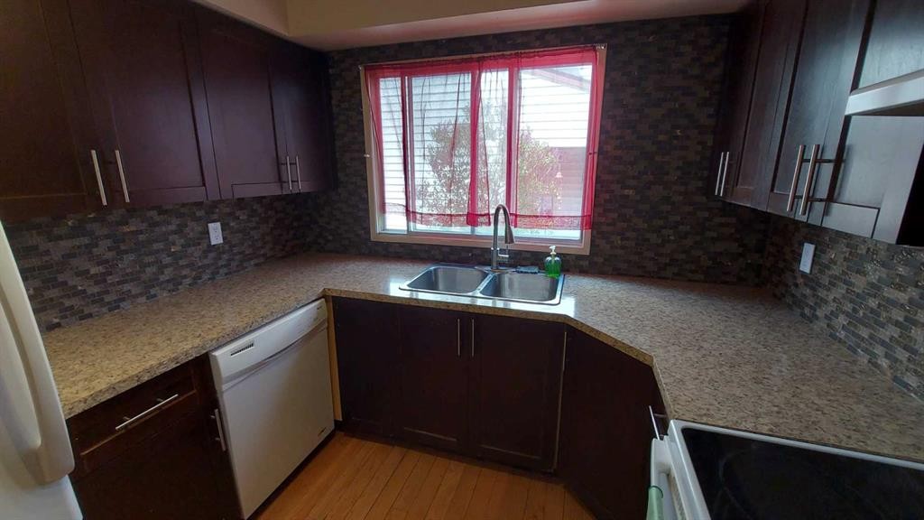 821 Whitemont Drive Ne, Calgary, AB - Indoor Photo Showing Kitchen With Double Sink