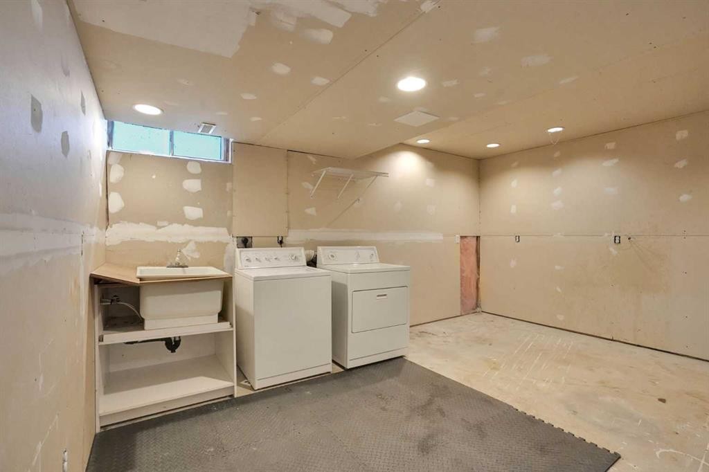42 Harvest Rose Circle Ne, Calgary, AB - Indoor Photo Showing Laundry Room