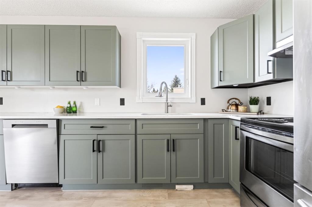 235 Deerview Drive Se, Calgary, AB - Indoor Photo Showing Kitchen