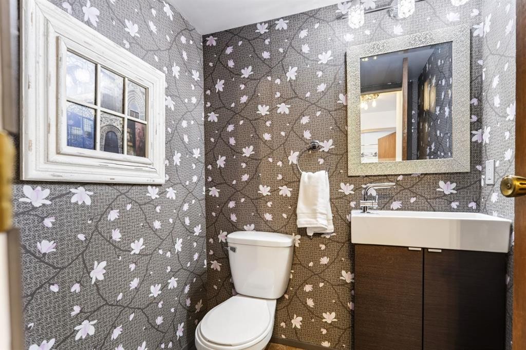 235 Deerview Drive Se, Calgary, AB - Indoor Photo Showing Bathroom