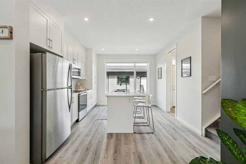 201 Vantage Drive, Cochrane, AB - Indoor Photo Showing Kitchen With Stainless Steel Kitchen