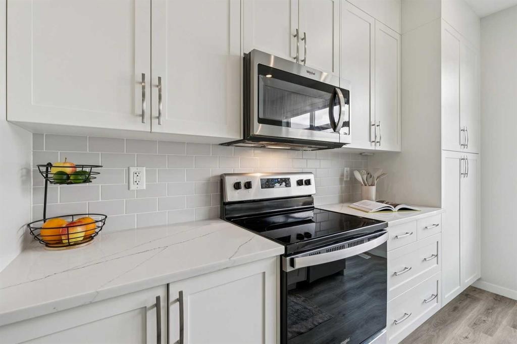 201 Vantage Drive, Cochrane, AB - Indoor Photo Showing Kitchen With Upgraded Kitchen