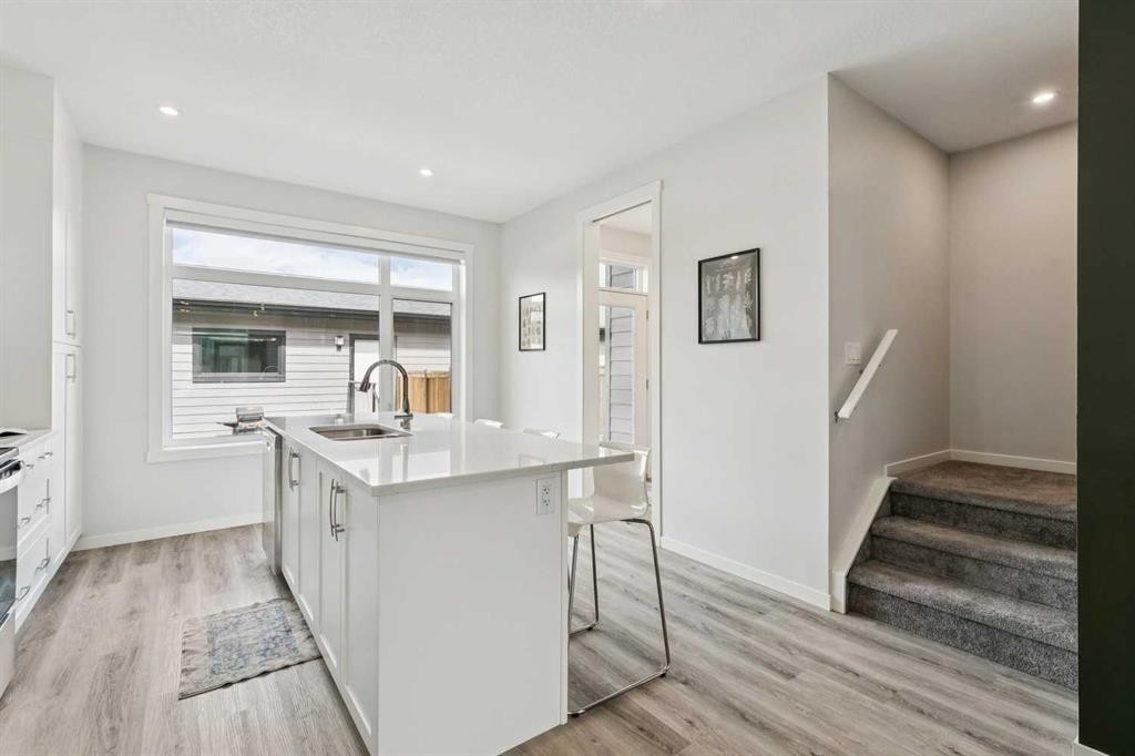 201 Vantage Drive, Cochrane, AB - Indoor Photo Showing Kitchen