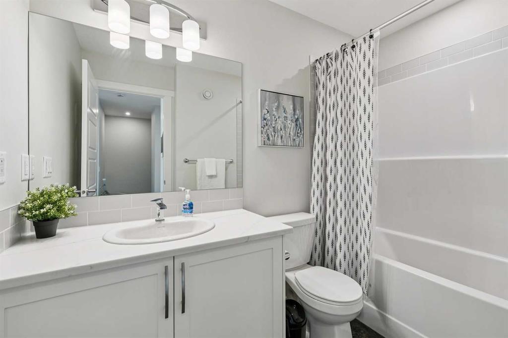 201 Vantage Drive, Cochrane, AB - Indoor Photo Showing Bathroom